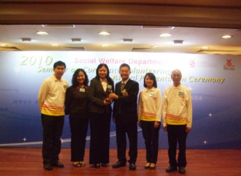 Ms. Winnie Ho, KMB Corporate Affairs Director (third from the left), and representatives of  &ldquo;FRIENDS OF KMB&rdquo; received the award from Mr Cheung Hing-wah, BBS, Deputy Director of Social Welfare (Services) (third from the right) 